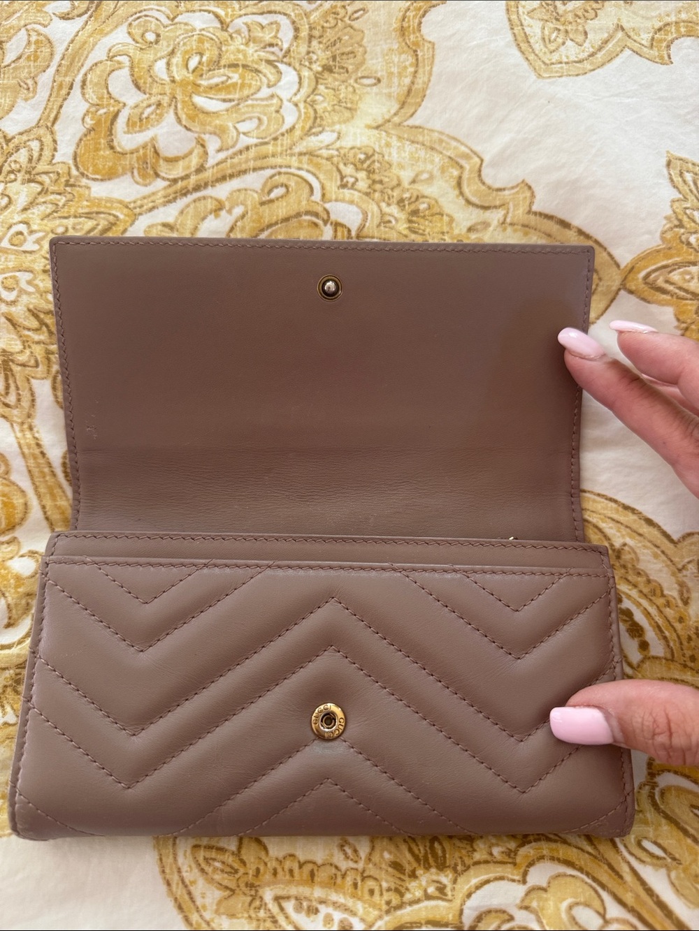 Gucci Quilted Leather Wallet in Taupe with Gold GG - Picture 2 of 8
